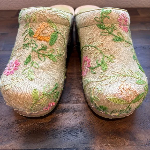 Sanita Danish Design Embroidered Floral Upper Wooden Clogs Womens 36 / 5.5