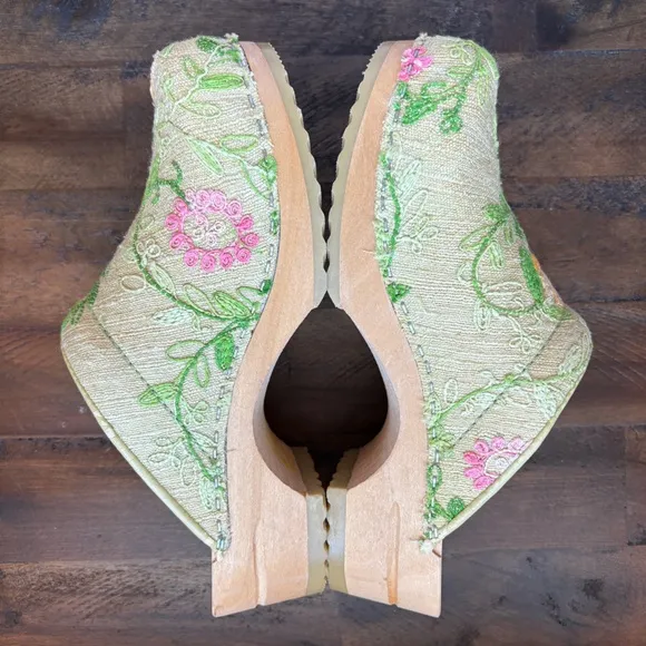 Sanita Danish Design Embroidered Floral Upper Wooden Clogs Womens 36 / 5.5