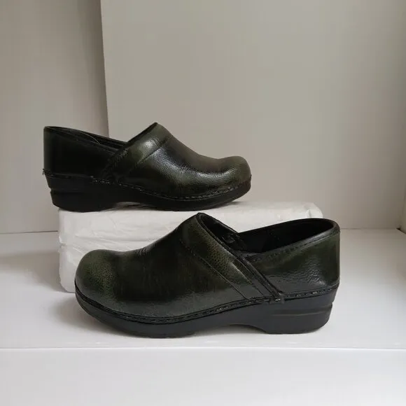 Sanita Danish Green Pebbled Closed Slip On Clogs Discontinued Color Sz 38 US 7.5