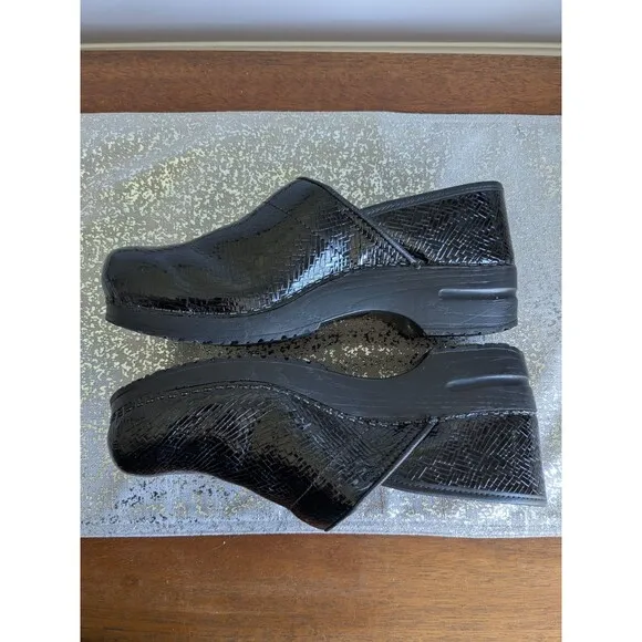Sanita Danish Signature Medical Professional Clog EU sz 43 Black Patent Croc EUC