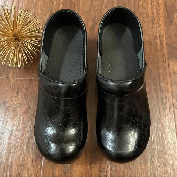 Sanita Womens Patent Leather Crocodile Textured Black Professional Clog Shoe 9.5