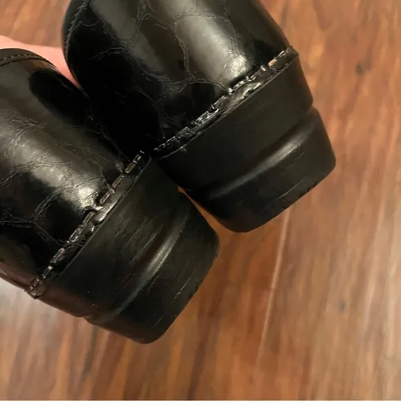 Sanita Womens Patent Leather Crocodile Textured Black Professional Clog Shoe 9.5