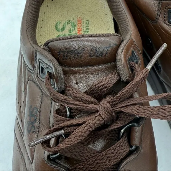 SAS Brown Leather Oxfords with Broguing Size 8.5 M