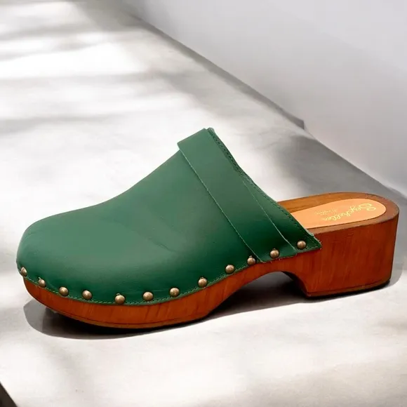 SEYCHELLES NWOB NEW LOUD &amp; CLEAR Green Clogs Size 10