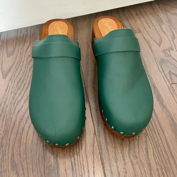 SEYCHELLES NWOB NEW LOUD &amp; CLEAR Green Clogs Size 10