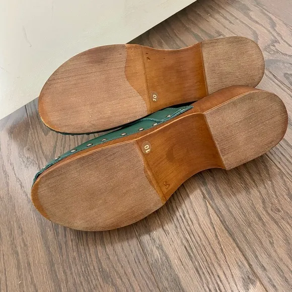SEYCHELLES NWOB NEW LOUD &amp; CLEAR Green Clogs Size 10