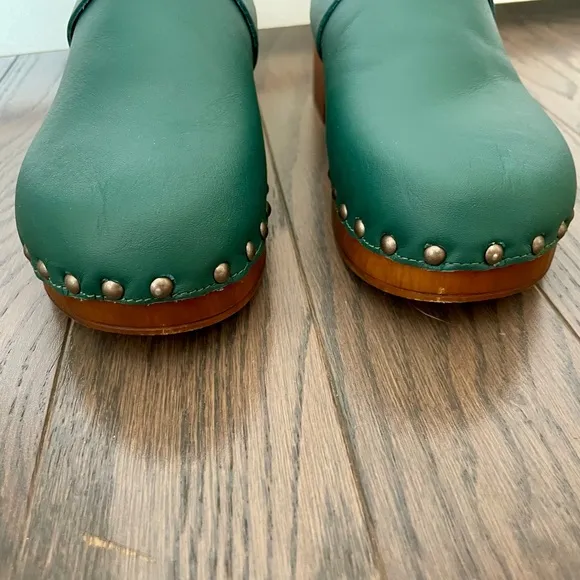 SEYCHELLES NWOB NEW LOUD &amp; CLEAR Green Clogs Size 10