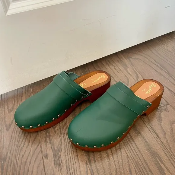 SEYCHELLES NWOB NEW LOUD &amp; CLEAR Green Clogs Size 10