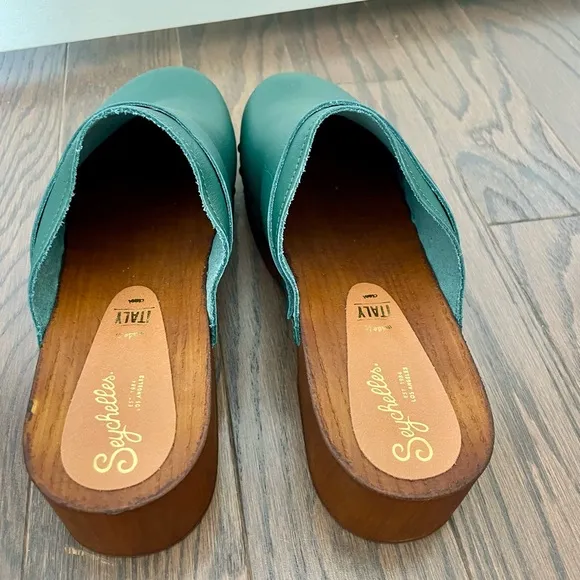 SEYCHELLES NWOB NEW LOUD &amp; CLEAR Green Clogs Size 10