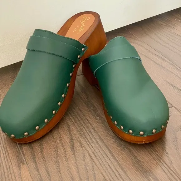 SEYCHELLES NWOB NEW LOUD &amp; CLEAR Green Clogs Size 10