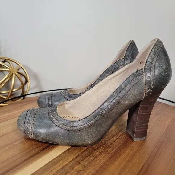 Seychelles Vintage Style Distressed Retro Leather and Wood heels Size 7.5
