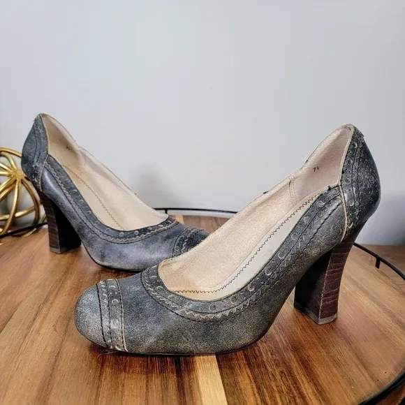 Seychelles Vintage Style Distressed Retro Leather and Wood heels Size 7.5