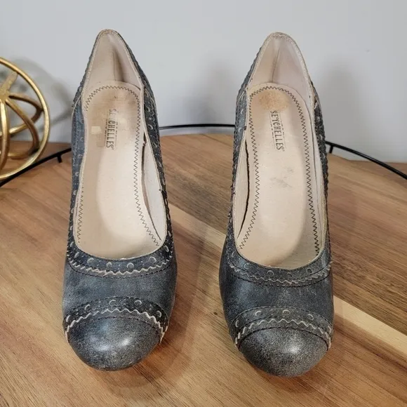 Seychelles Vintage Style Distressed Retro Leather and Wood heels Size 7.5
