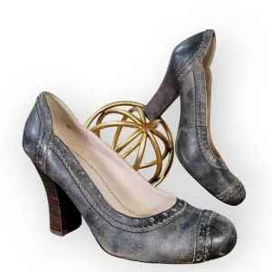 Seychelles Vintage Style Distressed Retro Leather and Wood heels Size 7.5