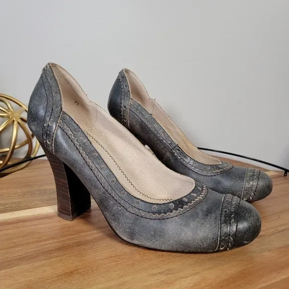 Seychelles Vintage Style Distressed Retro Leather and Wood heels Size 7.5