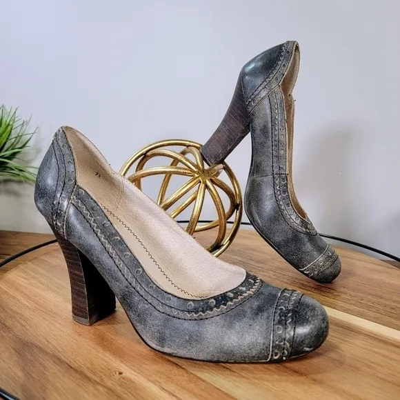 Seychelles Vintage Style Distressed Retro Leather and Wood heels Size 7.5