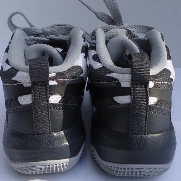 SIZE 13.5 C. NIKE Team Hustle 08 boy's leather running sneakers shoes.