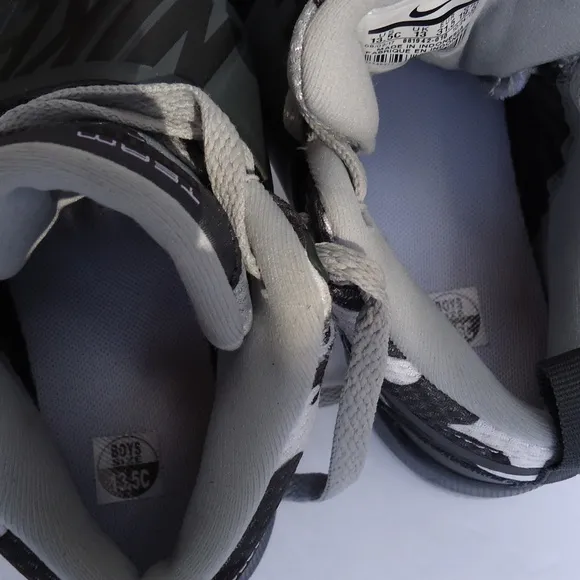 SIZE 13.5 C. NIKE Team Hustle 08 boy's leather running sneakers shoes.