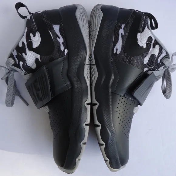 SIZE 13.5 C. NIKE Team Hustle 08 boy's leather running sneakers shoes.