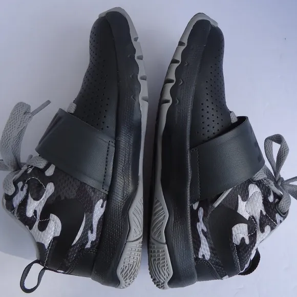 SIZE 13.5 C. NIKE Team Hustle 08 boy's leather running sneakers shoes.