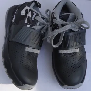 SIZE 13.5 C. NIKE Team Hustle 08 boy's leather running sneakers shoes.
