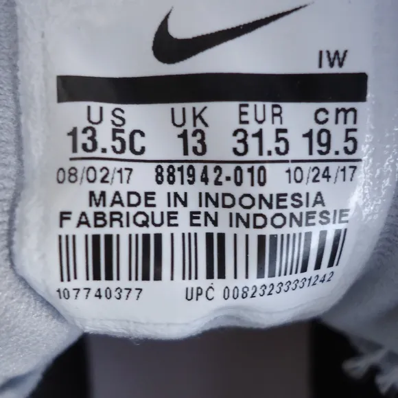 SIZE 13.5 C. NIKE Team Hustle 08 boy's leather running sneakers shoes.