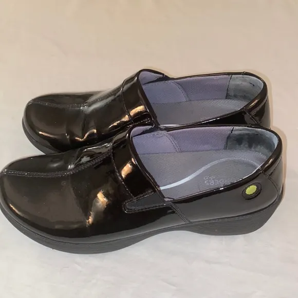 Size 38 Dansko clogs with‎ minimal use. Shiny black exterior