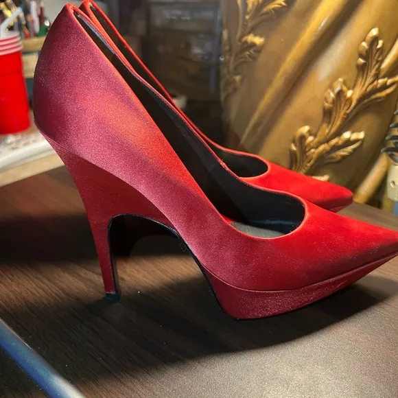 Size 6 1/2 Pour la Victoire red satin heels