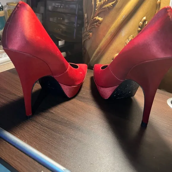 Size 6 1/2 Pour la Victoire red satin heels