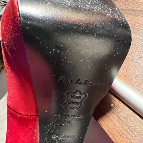 Size 6 1/2 Pour la Victoire red satin heels