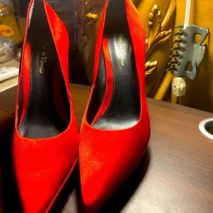 Size 6 1/2 Pour la Victoire red satin heels