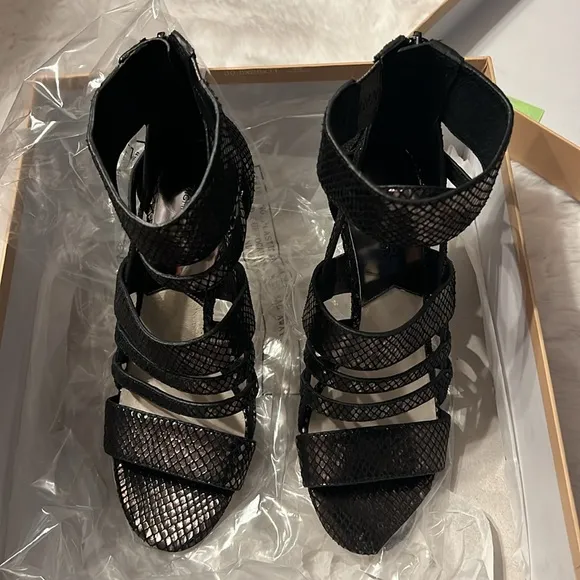 Size 7, SHILOH OPEN TOE MICHAEL KORS METALLIC LEATHER OPEN TOE HEELS.. NEW!
