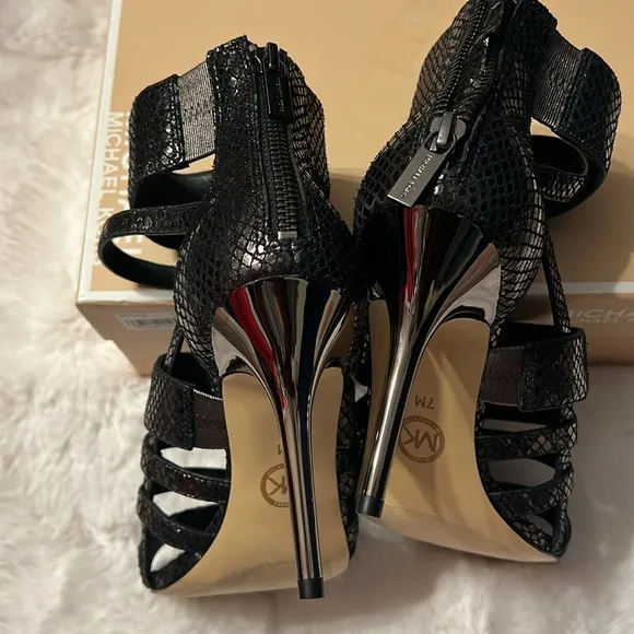 Size 7, SHILOH OPEN TOE MICHAEL KORS METALLIC LEATHER OPEN TOE HEELS.. NEW!