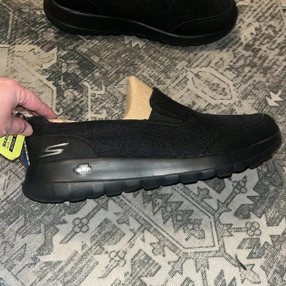 Skechers men’s GOwalk Max Clinched slip on shoes Size 12 Extra Wide
