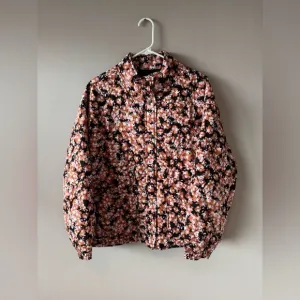 Social Standard by Sanctuary Women’s NWT Quilted Twill‎ Floral Jacket Size Large