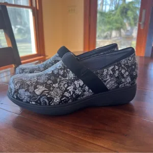 Softwalk Black Floral Meredith Work Clogs 9.5 Wide