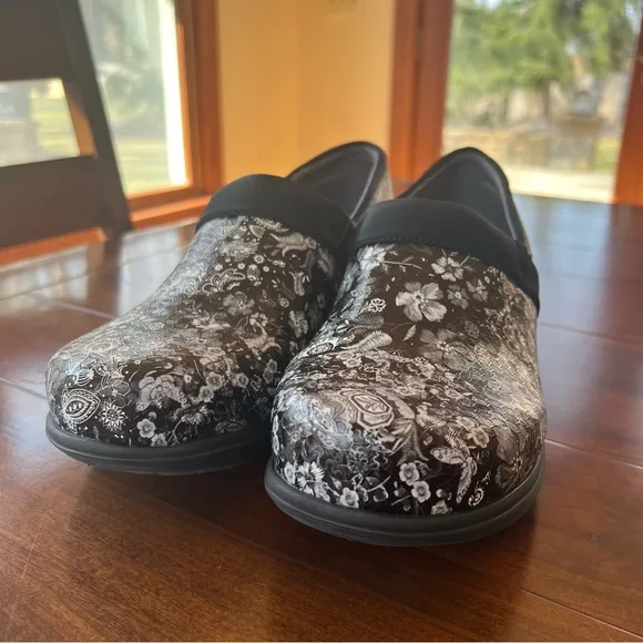 Softwalk Black Floral Meredith Work Clogs 9.5 Wide