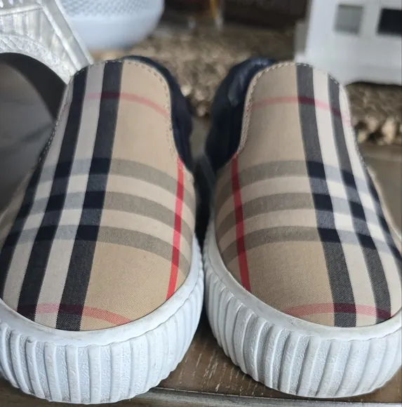 SOLD Burberry canvas unixe