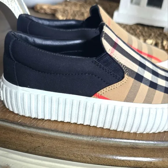 SOLD Burberry canvas unixe