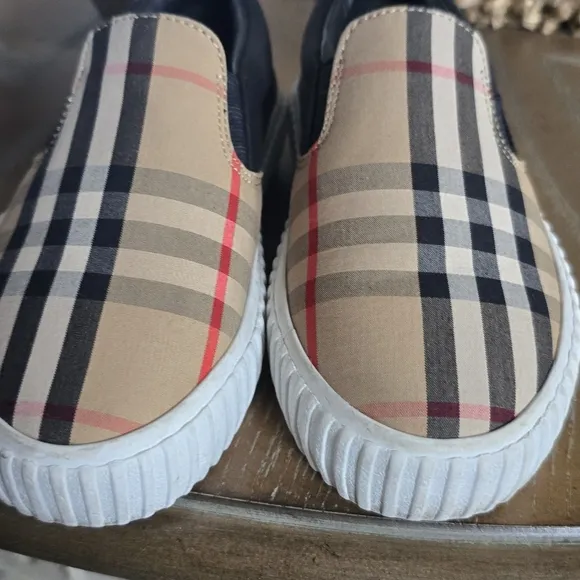 SOLD Burberry canvas unixe