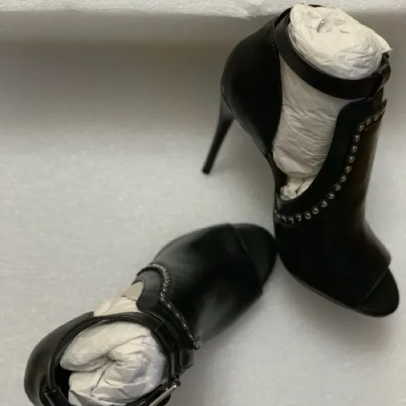 🆕Steve Madden Size: 7Color Black