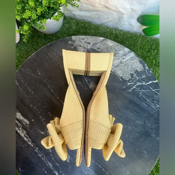Stuart Weitzman MLoveknot 50 BlockSlideWomen size 8 gently worn Color:Wheat