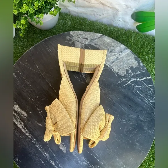Stuart Weitzman MLoveknot 50 BlockSlideWomen size 8 gently worn Color:Wheat