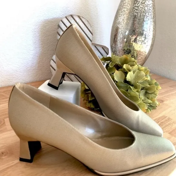 Stuart Weitzman Tan Champagne Gold Classy Cordine Toe Heels Pumps Size 6.5