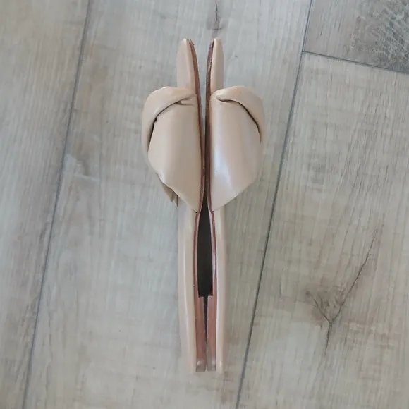 Studio Amelia 3.31 Leather Slides in Beige. Size 39