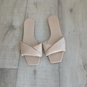 Studio Amelia 3.31 Leather Slides in Beige. Size 39