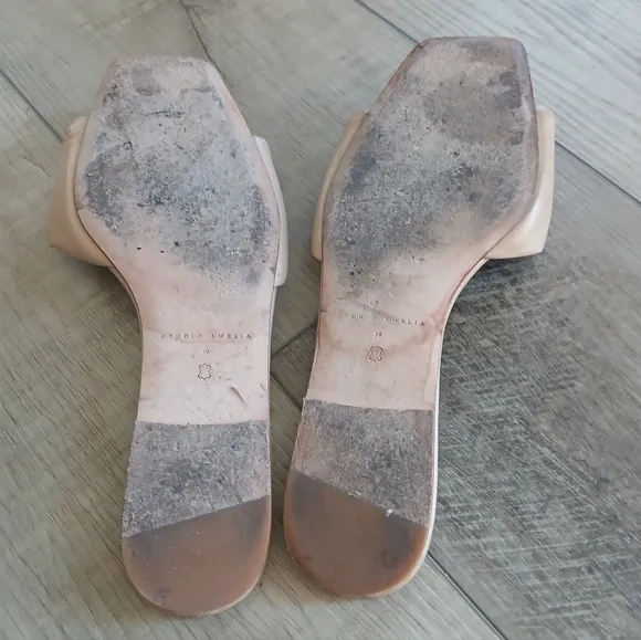Studio Amelia 3.31 Leather Slides in Beige. Size 39