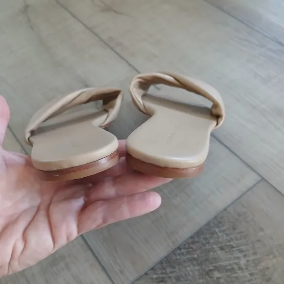 Studio Amelia 3.31 Leather Slides in Beige. Size 39