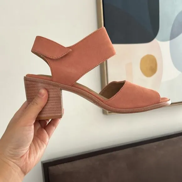 SUNDANCE X CHOCOLAT BLU Peachy Chunky Heel Suede Margaret Sandal. Size 7.5/ 38