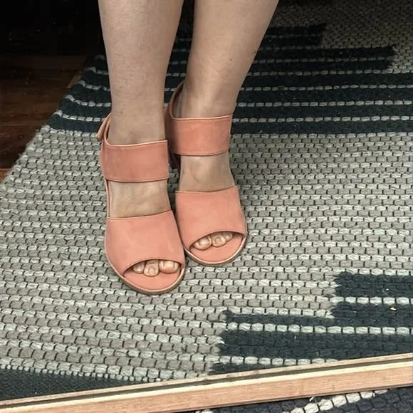 SUNDANCE X CHOCOLAT BLU Peachy Chunky Heel Suede Margaret Sandal. Size 7.5/ 38